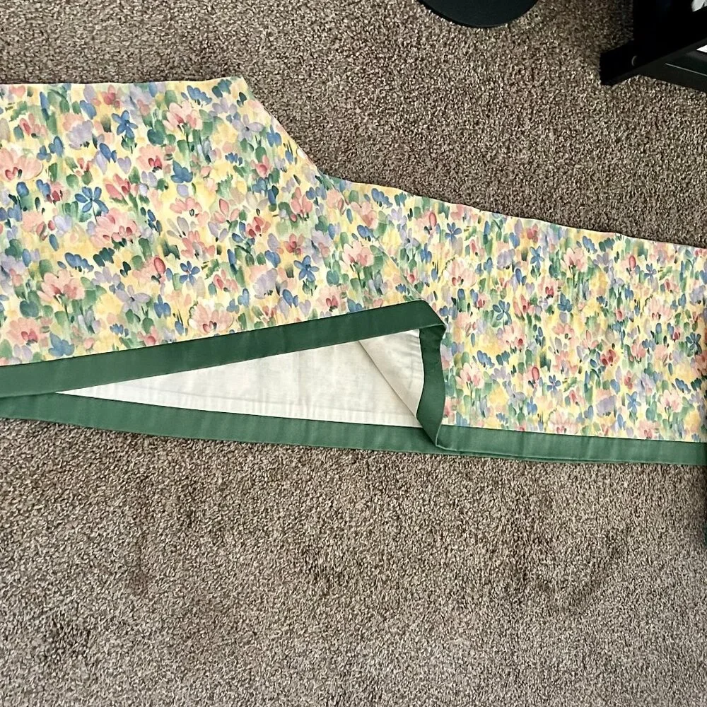 Floral Trimmed 15' Valance - Picture 2 of 4